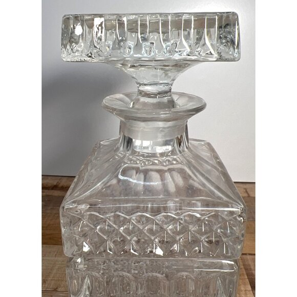 Square Heavy Crystal Glass Decanter Diamond Thumb Print Pattern Decanter - Picture 4 of 4